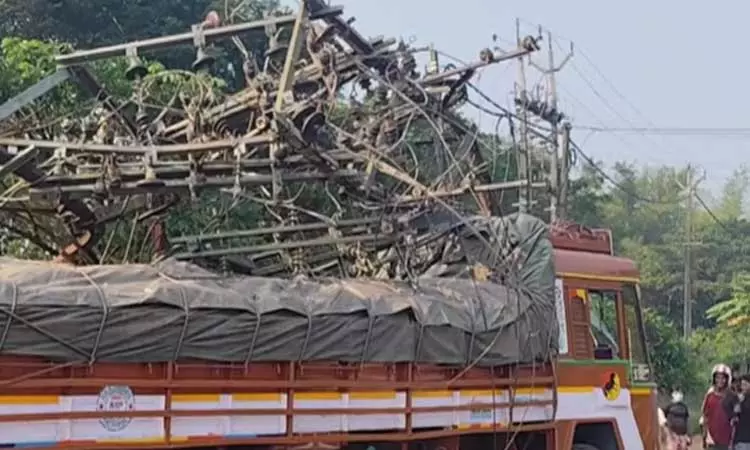 கட்டுப்பாட்டை இழந்த லாரி 10-க்கும் மேற்பட்ட வாகனங்கள் மீது மோதி விபத்து - கேரளாவில் பரபரப்பு கட்டுப்பாட்டை இழந்த லாரி 10-க்கும் மேற்பட்ட வாகனங்கள் மீது மோதி விபத்து - கேரளாவில் பரபரப்பு