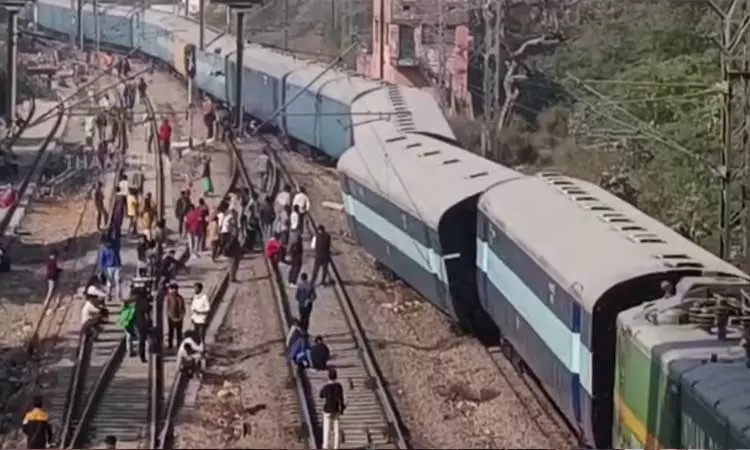 டெல்லியில் சரக்கு ரெயில் தடம்புரண்டு விபத்து டெல்லியில் சரக்கு ரெயில் தடம்புரண்டு விபத்து