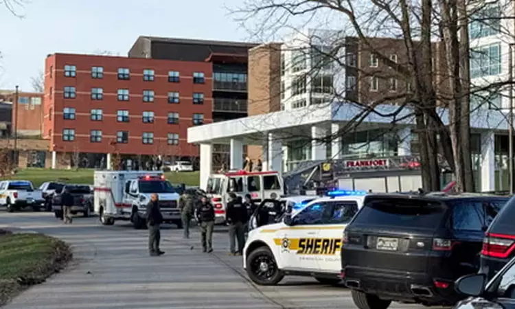 அமெரிக்காவில் பல்கலைக்கழகத்தில் துப்பாக்கி சூடு; மாணவர் பலி அமெரிக்காவில் பல்கலைக்கழகத்தில் துப்பாக்கி சூடு; மாணவர் பலி