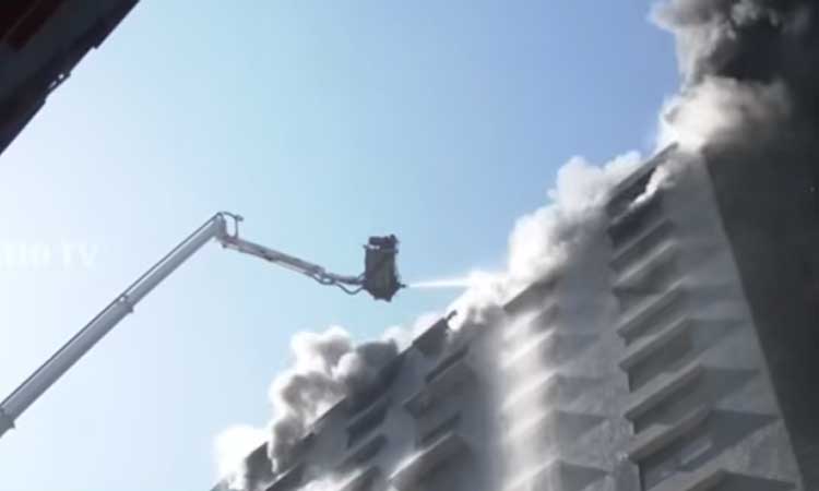 குஜராத்: வணிக வளாகத்தில் பயங்கர தீ விபத்து - ஜவுளி பொருட்கள் எரிந்து நாசம்