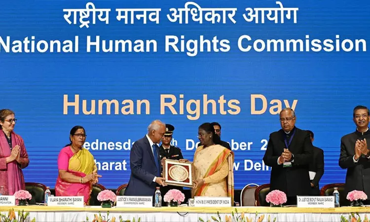 சக குடிமகனின் உரிமைகளை பாதுகாப்பது ஒரு பகிரப்பட்ட கடமையாகும்: திரவுபதி முர்மு பேச்சு சக குடிமகனின் உரிமைகளை பாதுகாப்பது ஒரு பகிரப்பட்ட கடமையாகும்: திரவுபதி முர்மு பேச்சு