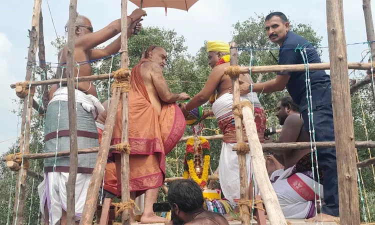 காட்டுமன்னார்கோவில் அருகே சிவலோக நாதர் கோவில் கும்பாபிஷேகம்: காஞ்சி சங்கராச்சாரியார் பங்கேற்பு காட்டுமன்னார்கோவில் அருகே சிவலோக நாதர் கோவில் கும்பாபிஷேகம்: காஞ்சி சங்கராச்சாரியார் பங்கேற்பு