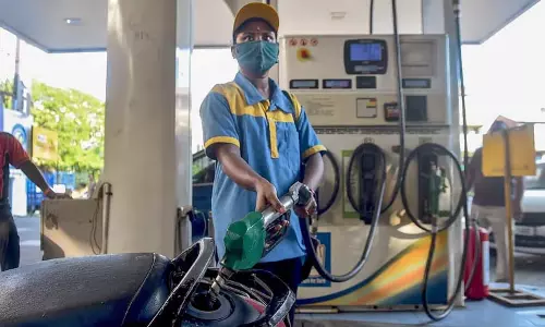 சென்னையில் இன்றைய பெட்ரோல், டீசல் விலை நிலவரம் சென்னையில் இன்றைய பெட்ரோல், டீசல் விலை நிலவரம்