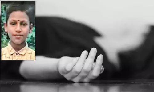 ஊஞ்சல் கட்டி விளையாடியபோது விபரீதம்.. சேலையில் கழுத்து இறுக்கி 6-ம் வகுப்பு மாணவன் உயிரிழப்பு ஊஞ்சல் கட்டி விளையாடியபோது விபரீதம்.. சேலையில் கழுத்து இறுக்கி 6-ம் வகுப்பு மாணவன் உயிரிழப்பு