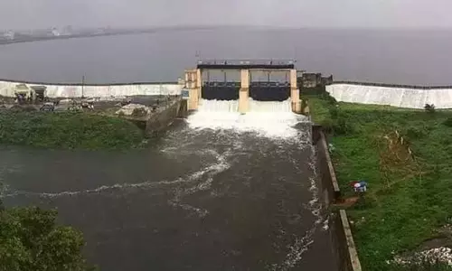 2வது நாளாக முழு கொள்ளளவில் நீடிக்கும் புழல் ஏரி 2வது நாளாக முழு கொள்ளளவில் நீடிக்கும் புழல் ஏரி