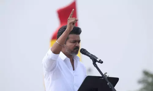 விஜய் தலைமையில் நாளை தவெக மாவட்ட செயலாளர்கள் கூட்டம் விஜய் தலைமையில் நாளை தவெக மாவட்ட செயலாளர்கள் கூட்டம்