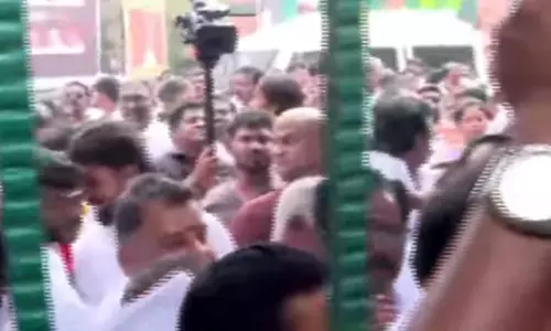 அதிமுக பொதுக்குழு கூட்ட வாயிலில் தள்ளுமுள்ளு; ஏராளாமானோர் ஒரே நேரத்தில் நுழைந்ததால் பரபரப்பு அதிமுக பொதுக்குழு கூட்ட வாயிலில் தள்ளுமுள்ளு; ஏராளாமானோர் ஒரே நேரத்தில் நுழைந்ததால் பரபரப்பு