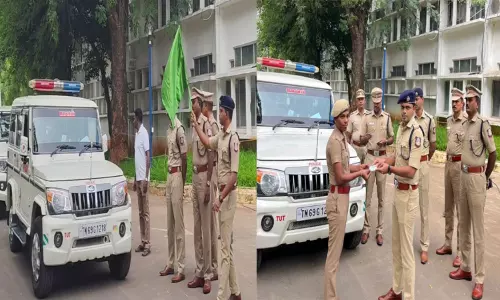 தூத்துக்குடியில் 8 பெண் போலீசாருக்கு வாகன ஓட்டுநர் உரிமம்: எஸ்.பி. வழங்கினார் தூத்துக்குடியில் 8 பெண் போலீசாருக்கு வாகன ஓட்டுநர் உரிமம்: எஸ்.பி. வழங்கினார்