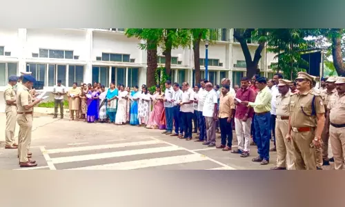 தூத்துக்குடி எஸ்.பி. அலுவலகத்தில் சர்வதேச மனித உரிமைகள் தின உறுதிமொழி ஏற்பு தூத்துக்குடி எஸ்.பி. அலுவலகத்தில் சர்வதேச மனித உரிமைகள் தின உறுதிமொழி ஏற்பு