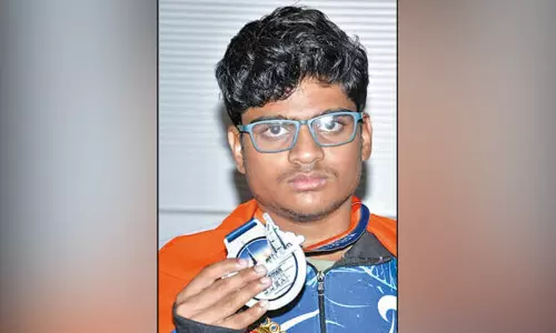 கடல் நீச்சலில் பதக்கம் வென்ற சென்னை வீரர் கடல் நீச்சலில் பதக்கம் வென்ற சென்னை வீரர்