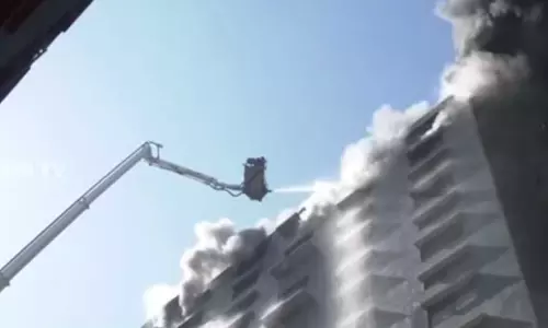 குஜராத்: வணிக வளாகத்தில் பயங்கர தீ விபத்து - ஜவுளி பொருட்கள் எரிந்து நாசம் குஜராத்: வணிக வளாகத்தில் பயங்கர தீ விபத்து - ஜவுளி பொருட்கள் எரிந்து நாசம்