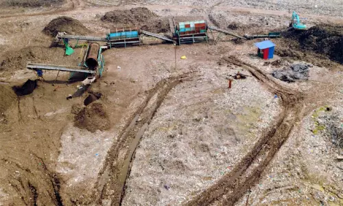 சென்னை: 48.41 லட்சம் டன் திடக்கழிவுகள் பயோ மைனிங் முறையில் அகற்றி 100.29 ஏக்கர் நிலம் மீட்பு சென்னை: 48.41 லட்சம் டன் திடக்கழிவுகள் பயோ மைனிங் முறையில் அகற்றி 100.29 ஏக்கர் நிலம் மீட்பு