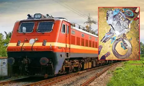 மூடி இருந்த கேட்டை கடந்தபோது பைக் மீது மோதிய ரெயில்.. ராமநாதபுரம் அருகே பரபரப்பு மூடி இருந்த கேட்டை கடந்தபோது பைக் மீது மோதிய ரெயில்.. ராமநாதபுரம் அருகே பரபரப்பு