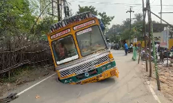 பிரதான சாலை திடீரென உள்வாங்கியதால் பரபரப்பு பிரதான சாலை திடீரென உள்வாங்கியதால் பரபரப்பு