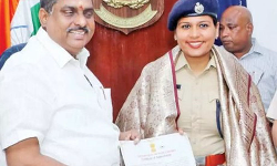 காவல்துறை அதிகாரி இஷா சிங்- க்கு புதுச்சேரி மந்திரி நமச்சிவாயம் பாராட்டு காவல்துறை அதிகாரி இஷா சிங்- க்கு புதுச்சேரி மந்திரி நமச்சிவாயம் பாராட்டு