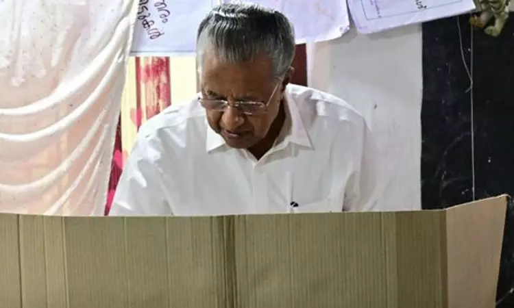 கேரளா உள்ளாட்சித் தேர்தல்: முதல்-மந்திரி பினராயி விஜயன் வாக்களித்தார் கேரளா உள்ளாட்சித் தேர்தல்: முதல்-மந்திரி பினராயி விஜயன் வாக்களித்தார்