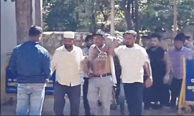 மாணவிக்கு பாலியல் தொல்லை கொடுத்த ஆசிரியர்... செருப்பு மாலை அணிவித்து ஊர்வலமாக அழைத்து சென்று போலீசில் ஒப்படைப்பு மாணவிக்கு பாலியல் தொல்லை கொடுத்த ஆசிரியர்... செருப்பு மாலை அணிவித்து ஊர்வலமாக அழைத்து சென்று போலீசில் ஒப்படைப்பு