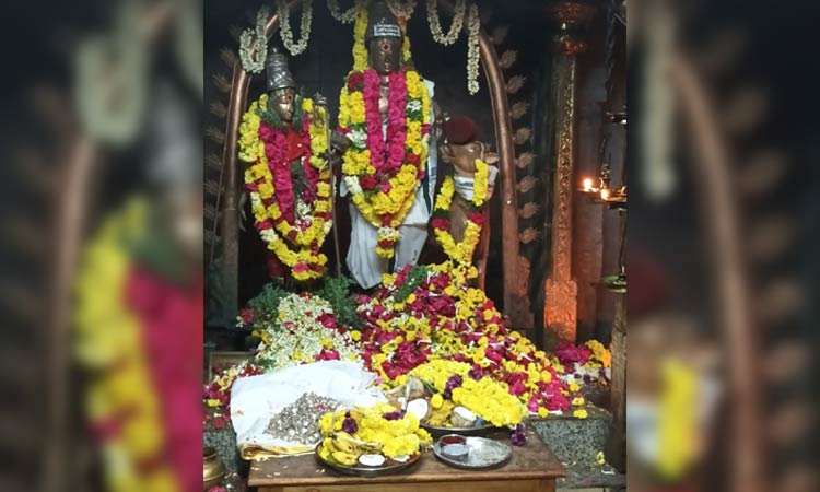 திருவீழிமிழலை வீழிநாதர் கோவிலில் 1000 வெள்ளி தாமரை மலர்களால் அர்ச்சனை