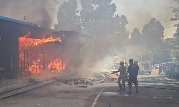 கொடைக்கானல்: கல்லறை மேடு பகுதியில் உள்ள கடைகளில் பயங்கர தீ விபத்து கொடைக்கானல்: கல்லறை மேடு பகுதியில் உள்ள கடைகளில் பயங்கர தீ விபத்து