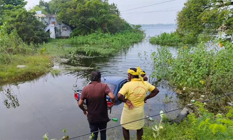 செஞ்சி-திருவண்ணாமலை தேசிய நெடுஞ்சாலையில் கார் கவிழ்ந்து விபத்து செஞ்சி-திருவண்ணாமலை தேசிய நெடுஞ்சாலையில் கார் கவிழ்ந்து விபத்து
