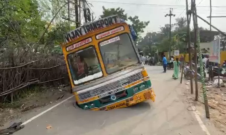 பிரதான சாலை திடீரென உள்வாங்கியதால் பரபரப்பு பிரதான சாலை திடீரென உள்வாங்கியதால் பரபரப்பு