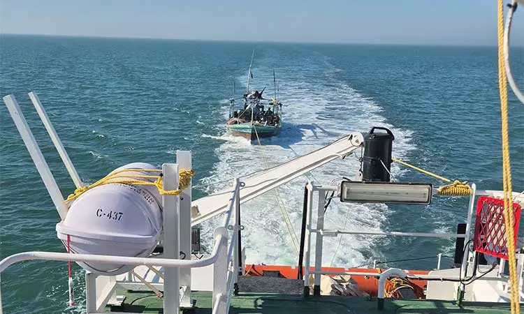 இந்திய கடல் எல்லைக்குள் நுழைந்த பாகிஸ்தான் படகு பறிமுதல் - 11 பேர் கைது இந்திய கடல் எல்லைக்குள் நுழைந்த பாகிஸ்தான் படகு பறிமுதல் - 11 பேர் கைது