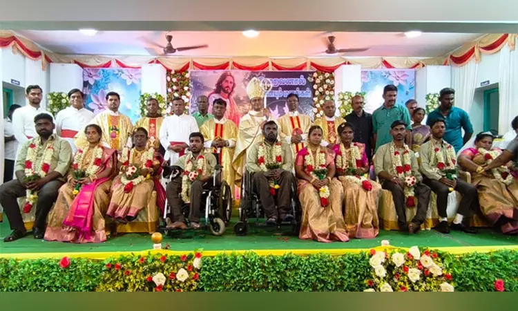 தூத்துக்குடியில் 5 மாற்றுத்திறனாளி ஜோடிகளுக்கு கூட்டுத் திருமணம்: ரூ.15 லட்சம் மதிப்பில் சீதனம் வழங்கல் தூத்துக்குடியில் 5 மாற்றுத்திறனாளி ஜோடிகளுக்கு கூட்டுத் திருமணம்: ரூ.15 லட்சம் மதிப்பில் சீதனம் வழங்கல்