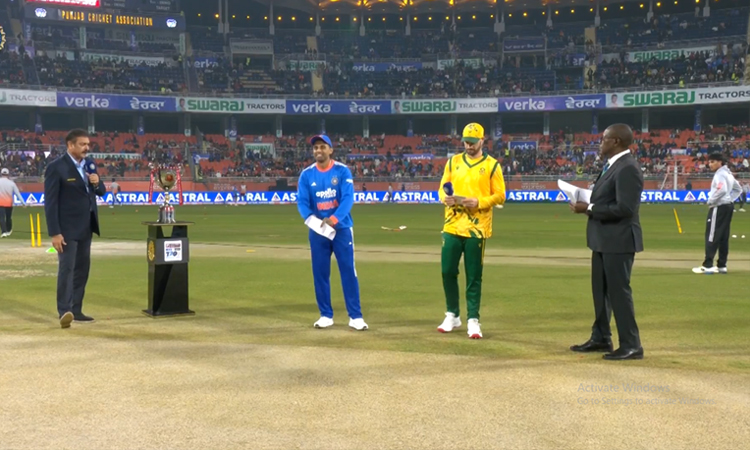 2-வது 20 ஓவர் கிரிக்கெட் போட்டி:  டாஸ் வென்ற இந்திய அணி பந்துவீச்சு தேர்வு