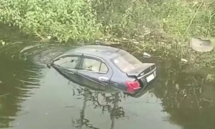 விழுப்புரத்தில் ஏரிக்குள் கார் பாய்ந்து விபத்து - அதிர்ஷ்டவசமாக உயிர்தப்பிய இருவர்