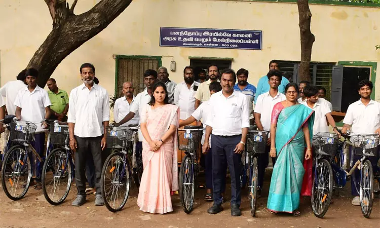 அரசு உதவி பெறும் மேல்நிலைப்பள்ளியில் மாணவர்களுக்கு மிதிவண்டிகளை வழங்கினார் மேயர் பிரியா அரசு உதவி பெறும் மேல்நிலைப்பள்ளியில் மாணவர்களுக்கு மிதிவண்டிகளை வழங்கினார் மேயர் பிரியா