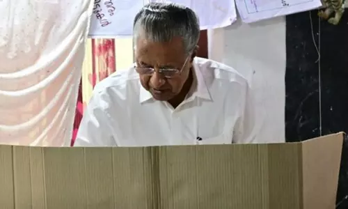 கேரளா உள்ளாட்சித் தேர்தல்: முதல்-மந்திரி பினராயி விஜயன் வாக்களித்தார் கேரளா உள்ளாட்சித் தேர்தல்: முதல்-மந்திரி பினராயி விஜயன் வாக்களித்தார்