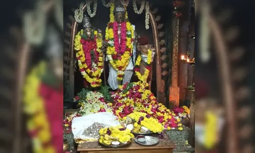 திருவீழிமிழலை வீழிநாதர் கோவிலில் 1,000 வெள்ளி தாமரை மலர்களால் அர்ச்சனை திருவீழிமிழலை வீழிநாதர் கோவிலில் 1,000 வெள்ளி தாமரை மலர்களால் அர்ச்சனை