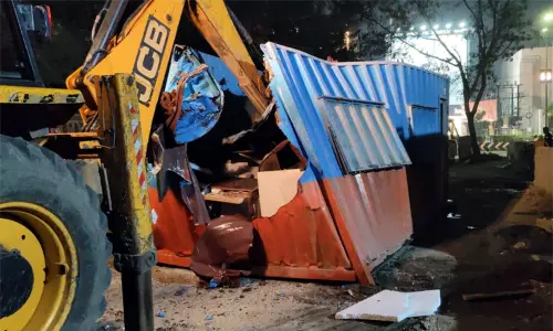 சாலையில் பாதிப்பு ஏற்படுத்தும் வகையில் வைக்கப்பட்டிருந்த கண்டெய்னர் அகற்றம்; ரூ.1 லட்சம் அபராதம் - சென்னை மாநகராட்சி சாலையில் பாதிப்பு ஏற்படுத்தும் வகையில் வைக்கப்பட்டிருந்த கண்டெய்னர் அகற்றம்; ரூ.1 லட்சம் அபராதம் - சென்னை மாநகராட்சி