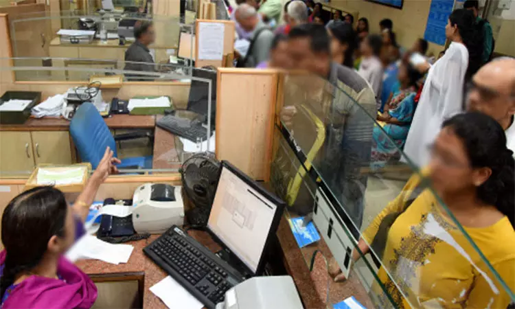 வங்கியில் ரூ.1.5 கோடி தங்கத்தை விட்டுச்சென்ற முன்னாள் பெண் மேலாளர்: திடுக்கிடும் தகவல்கள் அம்பலம் வங்கியில் ரூ.1.5 கோடி தங்கத்தை விட்டுச்சென்ற முன்னாள் பெண் மேலாளர்: திடுக்கிடும் தகவல்கள் அம்பலம்