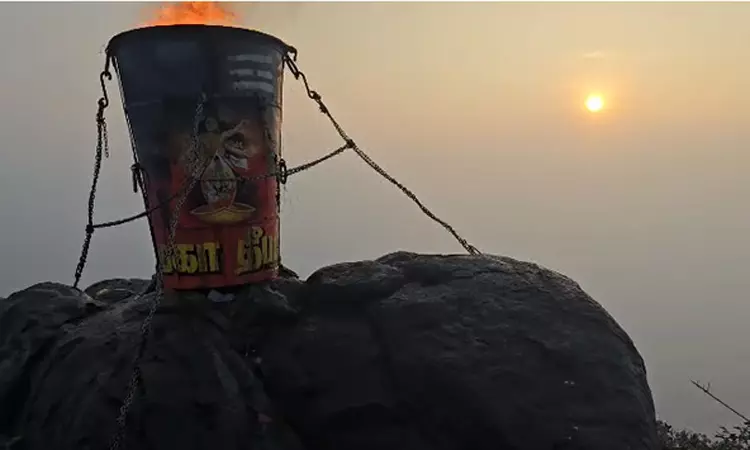 சூரிய பகவானுக்கு ஜோதி ஸ்வரூபமாக காட்சி கொடுத்த அண்ணாமலையார் சூரிய பகவானுக்கு ஜோதி ஸ்வரூபமாக காட்சி கொடுத்த அண்ணாமலையார்