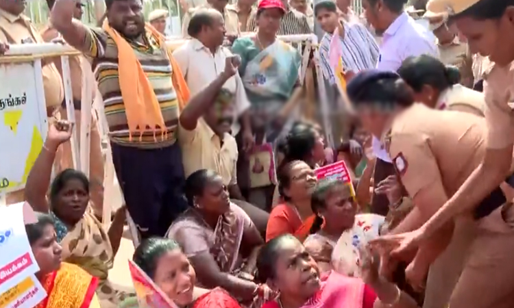 கருணாநிதி நினைவிடம் அருகே போராட்டத்தில் ஈடுபட்ட தூய்மை பணியாளர்கள் கைது