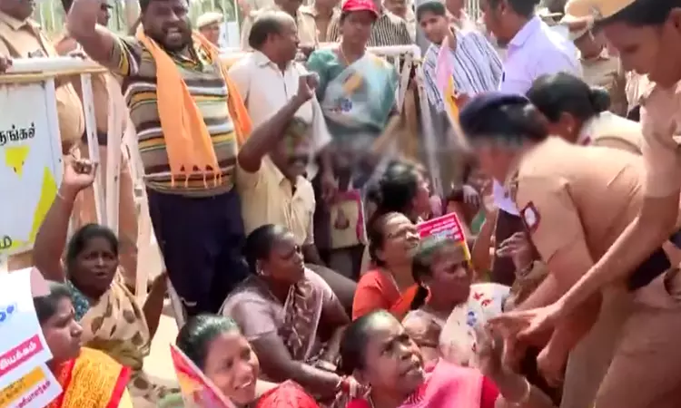 கருணாநிதி நினைவிடம் அருகே போராட்டத்தில் ஈடுபட்ட தூய்மை பணியாளர்கள் கைது கருணாநிதி நினைவிடம் அருகே போராட்டத்தில் ஈடுபட்ட தூய்மை பணியாளர்கள் கைது