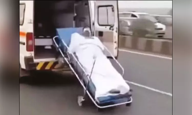 கோவையில் ஆம்புலன்சில் இருந்து நோயாளி தவறி விழுந்ததாக பீதியை கிளப்பிய வீடியோ கோவையில் ஆம்புலன்சில் இருந்து நோயாளி தவறி விழுந்ததாக பீதியை கிளப்பிய வீடியோ