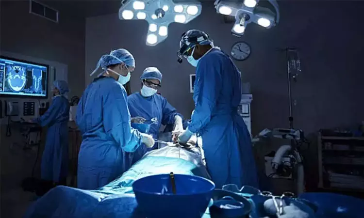 போதையில் யூ-டியூப் பார்த்து அறுவை சிகிச்சை; போலி டாக்டரால் பெண்ணுக்கு நடந்த கொடூரம் போதையில் யூ-டியூப் பார்த்து அறுவை சிகிச்சை; போலி டாக்டரால் பெண்ணுக்கு நடந்த கொடூரம்