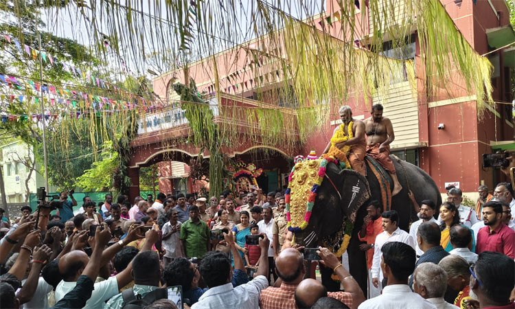 குமாரகோவில் முருகன் கோவிலில் காவடி திருவிழா... அரசு சார்பில் காவடி சுமந்து சென்ற அதிகாரிகள்
