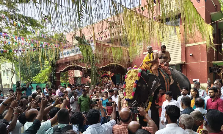 குமாரகோவில் முருகன் கோவிலில் காவடி திருவிழா... அரசு சார்பில் காவடி சுமந்து சென்ற அதிகாரிகள்
