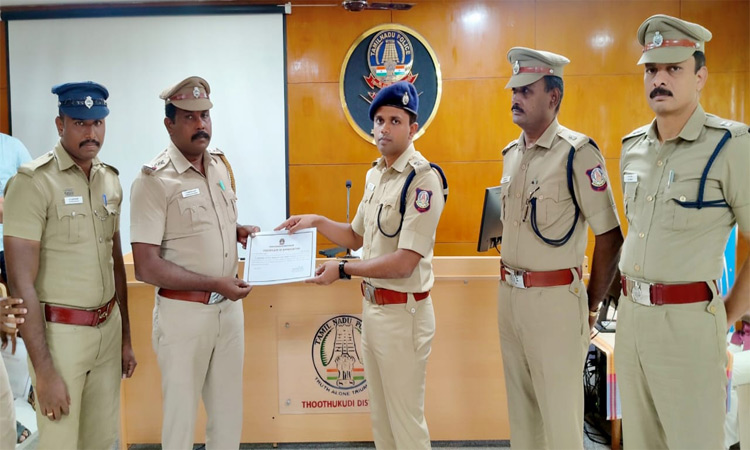 தூத்துக்குடியில் சிறப்பாக பணியாற்றிய 23 போலீசாருக்கு எஸ்.பி. பாராட்டு