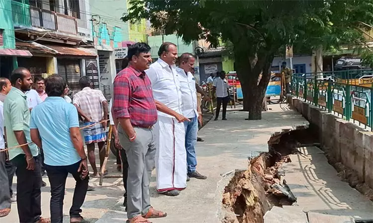 தூத்துக்குடி தெப்பக்குளம் பழமை மாறாமல் சீரமைக்கப்படும்: மேயர் ஜெகன் பெரியசாமி தகவல் தூத்துக்குடி தெப்பக்குளம் பழமை மாறாமல் சீரமைக்கப்படும்: மேயர் ஜெகன் பெரியசாமி தகவல்