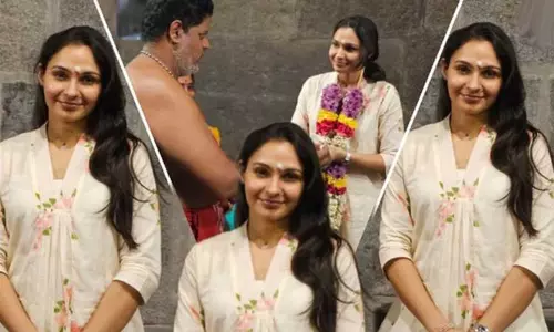 திருவண்ணாமலை அருணாசலேஸ்வரர் கோவிலில் நடிகை ஆண்ட்ரியா சாமி தரிசனம் திருவண்ணாமலை அருணாசலேஸ்வரர் கோவிலில் நடிகை ஆண்ட்ரியா சாமி தரிசனம்