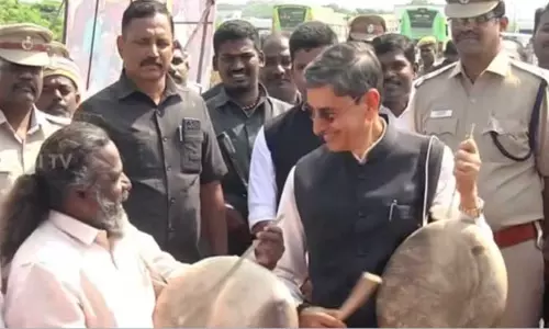 சாத்தூரில் இசை கலைஞர்களுடன் பறை இசைத்து மகிழ்ந்த கவர்னர் ஆர்.என்.ரவி சாத்தூரில் இசை கலைஞர்களுடன் பறை இசைத்து மகிழ்ந்த கவர்னர் ஆர்.என்.ரவி