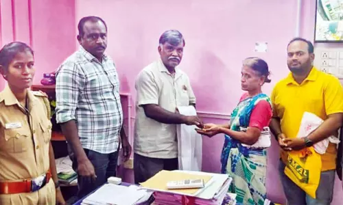 ரேஷன் கடையில் மூதாட்டி தவறவிட்ட 5 சவரன் நகையை ஒப்படைத்த ஊழியருக்கு பாராட்டு ரேஷன் கடையில் மூதாட்டி தவறவிட்ட 5 சவரன் நகையை ஒப்படைத்த ஊழியருக்கு பாராட்டு