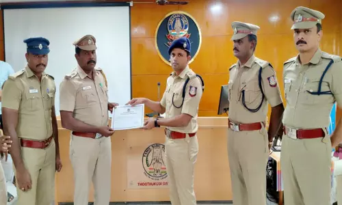 தூத்துக்குடியில் சிறப்பாக பணியாற்றிய 23 போலீசாருக்கு எஸ்.பி. பாராட்டு தூத்துக்குடியில் சிறப்பாக பணியாற்றிய 23 போலீசாருக்கு எஸ்.பி. பாராட்டு