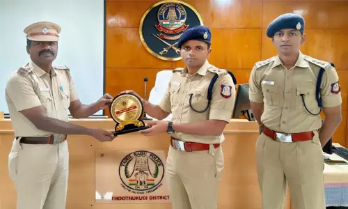 கஞ்சா, புகையிலை பொருட்கள் அதிகளவு பறிமுதல் செய்த கோவில்பட்டி டி.எஸ்.பி.க்கு மாவட்ட எஸ்.பி. பாராட்டு கஞ்சா, புகையிலை பொருட்கள் அதிகளவு பறிமுதல் செய்த கோவில்பட்டி டி.எஸ்.பி.க்கு மாவட்ட எஸ்.பி. பாராட்டு