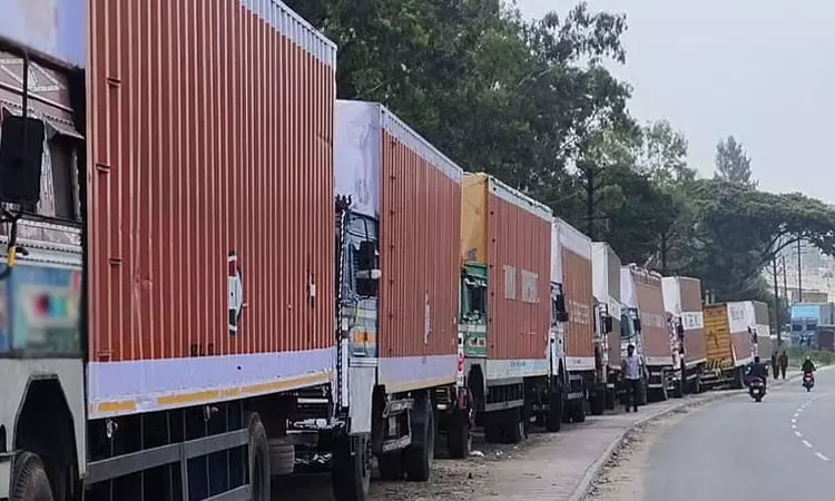 கண்டெய்னர் லாரிகள் 4-வது நாளாக வேலை நிறுத்தம்: அரசுக்கு ரூ.100 கோடி வருவாய் இழப்பு கண்டெய்னர் லாரிகள் 4-வது நாளாக வேலை நிறுத்தம்: அரசுக்கு ரூ.100 கோடி வருவாய் இழப்பு