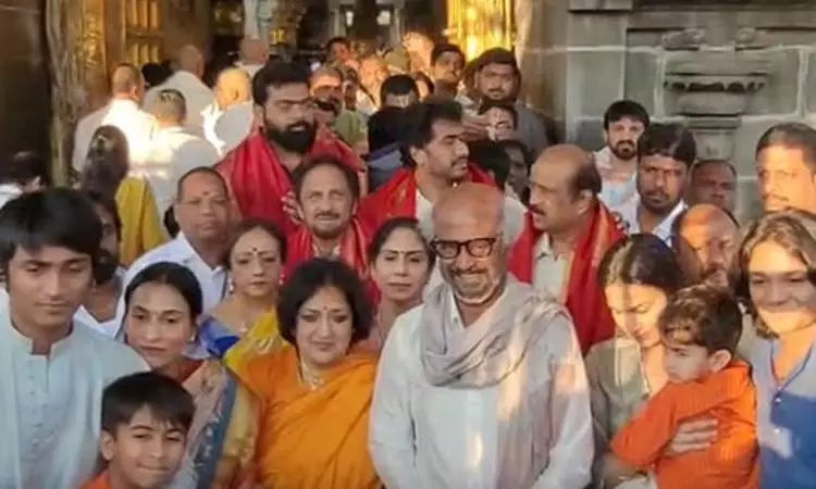 திருப்பதி ஏழுமலையான் கோவிலில் நடிகர் ரஜினிகாந்த் குடும்பத்துடன் சாமி தரிசனம் திருப்பதி ஏழுமலையான் கோவிலில் நடிகர் ரஜினிகாந்த் குடும்பத்துடன் சாமி தரிசனம்